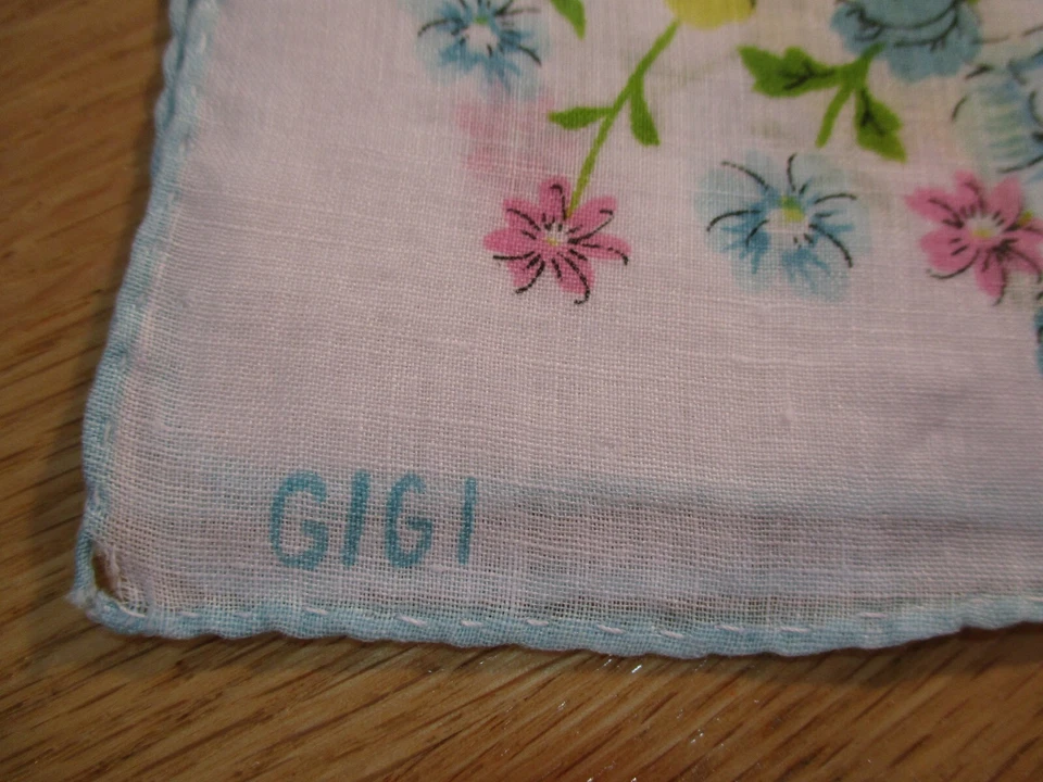 Vintage GIGI Pañuelo de Lino Blanco Colorido Ramo Floral en Esquinas Enrollado a Mano Foto 2 de 4