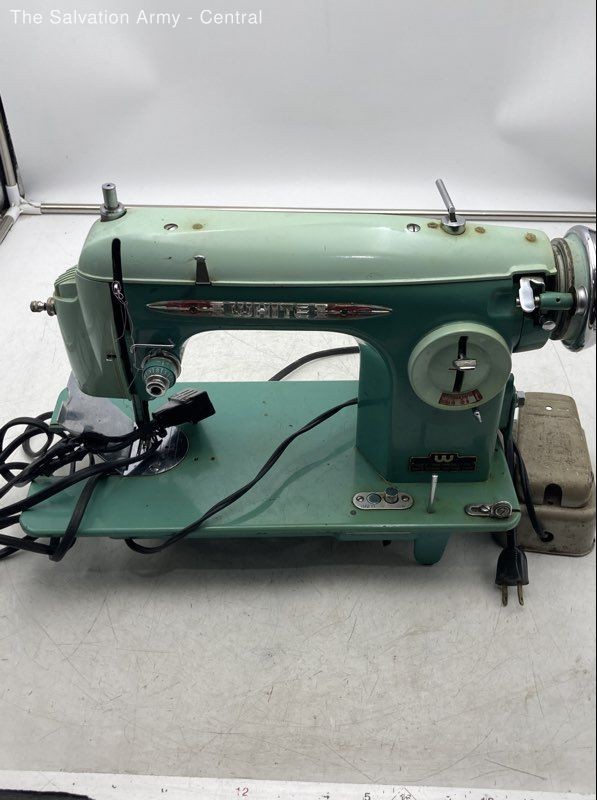 White Green Portable Heavy Duty Mechanical Sewing Machine With Foot Pedal