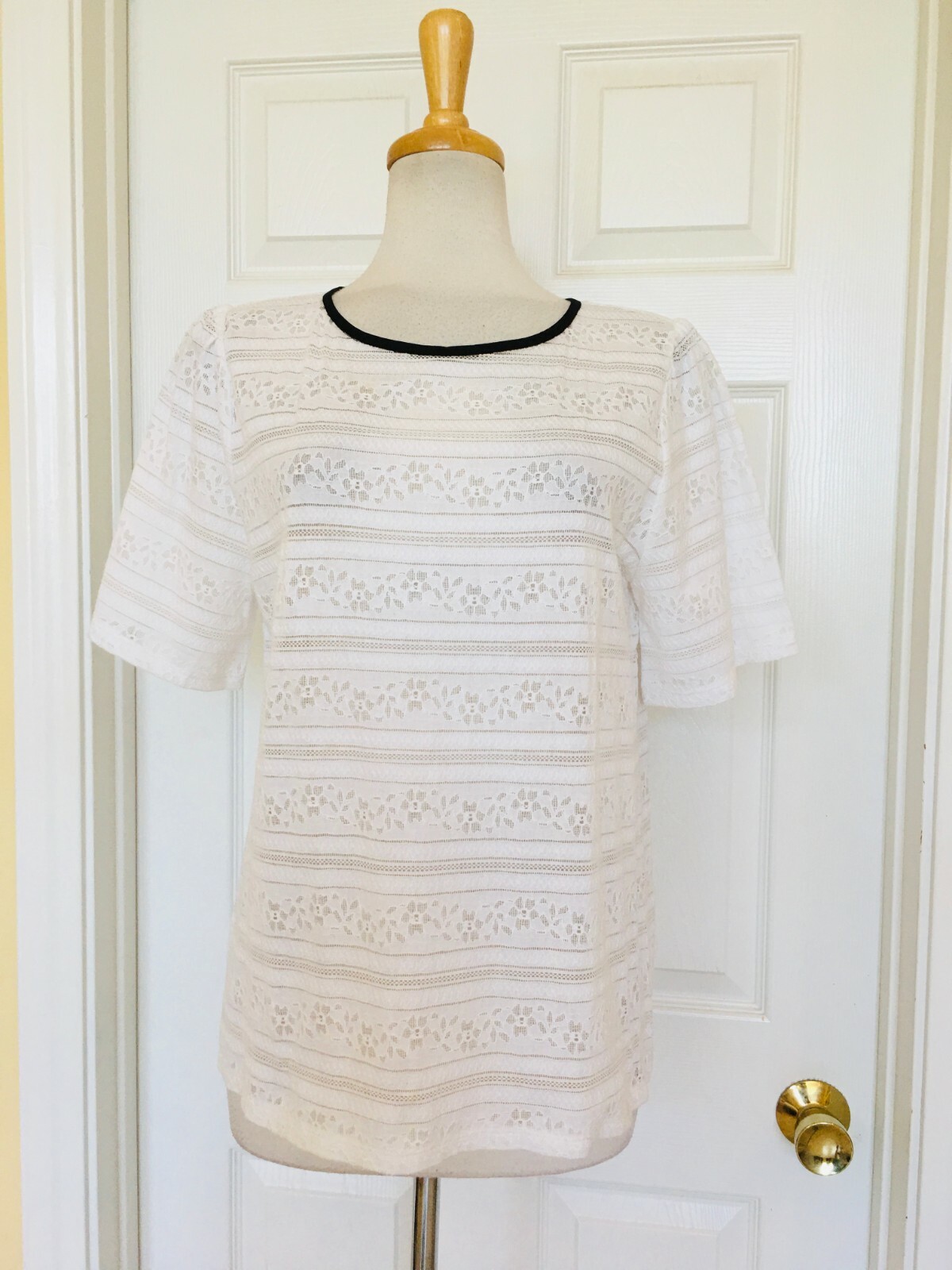 ANN TAYLOR LOFT white lace top size M