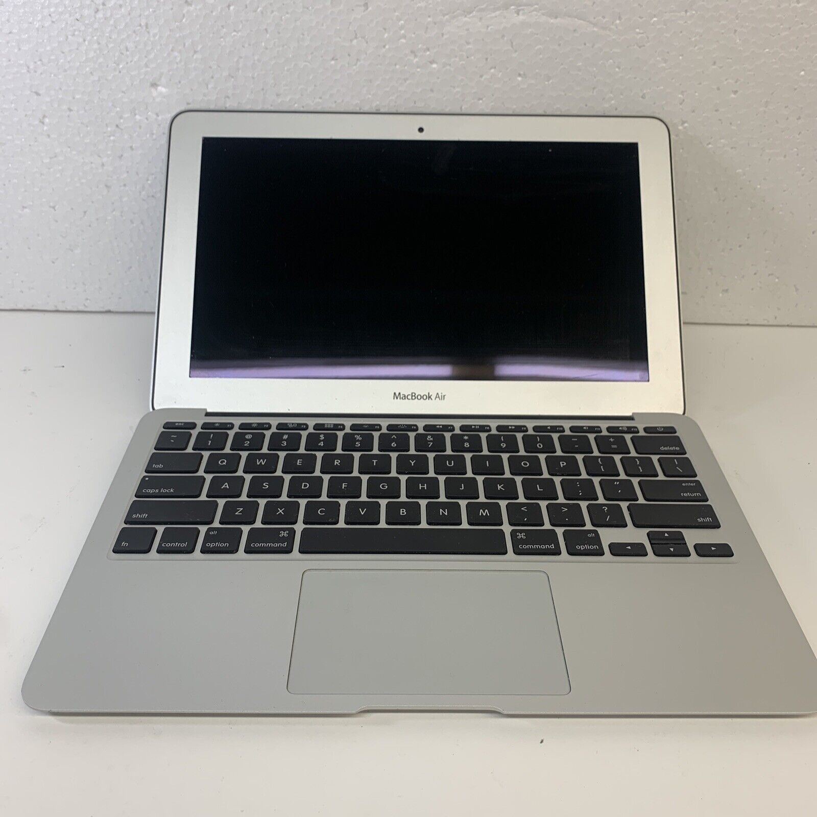 Apple MacBook Air 11.6” 2011 A1370 1.6ghz 2GB Ram 64GB HDD MC968LL/A AS IS