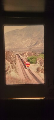 XLD05 TRAIN ENGINE LOCOMOTIVE 35MM SLIDE SANTA FE 536, BLUE CUT,CA 1991