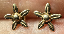 Vintage 14k Yellow Gold Daisy Flower Petite Delicate Post Back Earrings 1.06 g