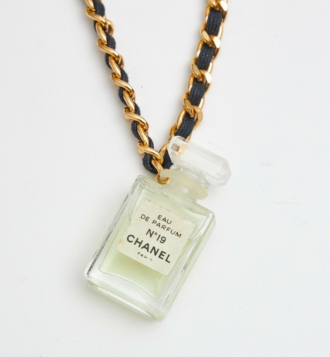 ち*ろ様 CHANEL N°19 香水チャーム キーホルダー ゴールド ブラック ち*ろ様 CHANEL N°19 香水チャーム キーホルダー ゴールド