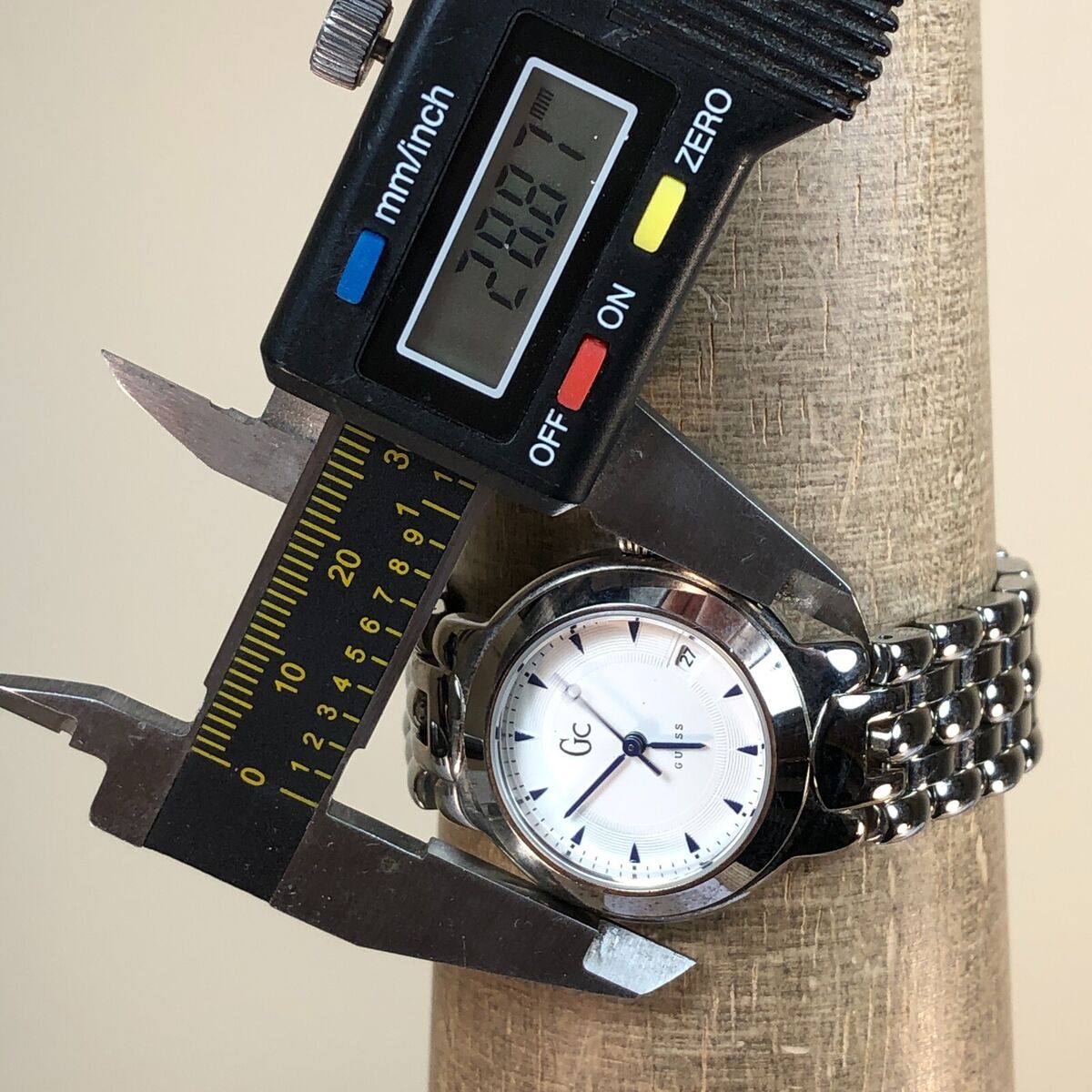GUESS Collection GC2000 Mens Wrist Watch - Silver Color GUESS Collection GC2000 Mens Wrist Watch - Silver Color
