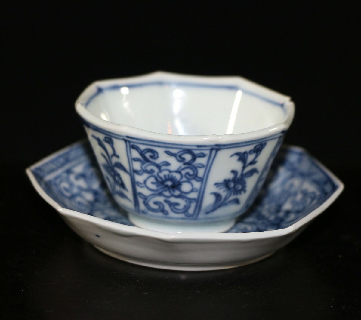 A set of 18th Chinese blue and white porcelain octagonal cup