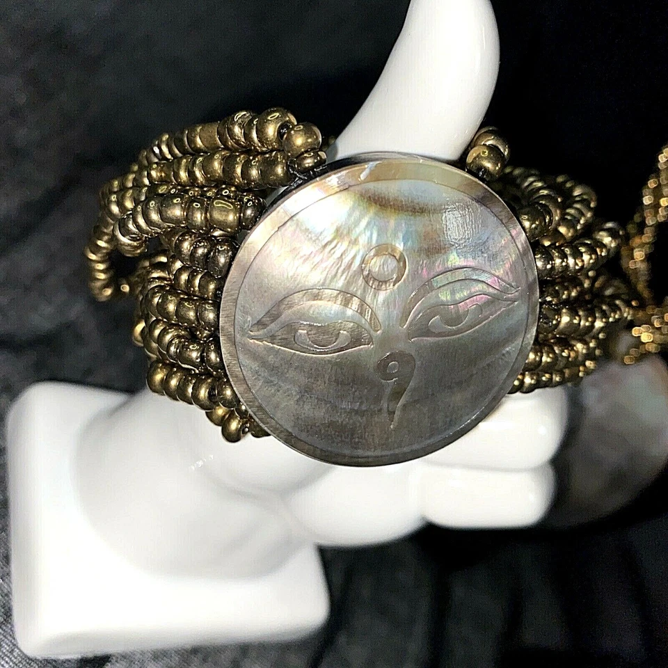 Collar, pulsera y pendientes con cuentas con acabado de madreperla y latón cara luna Foto 2 de 4