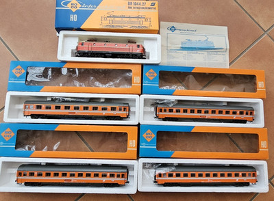 ROCO International Loki ÖBB Thyristorlokomotive + 4 beleuchteten Personenwagen