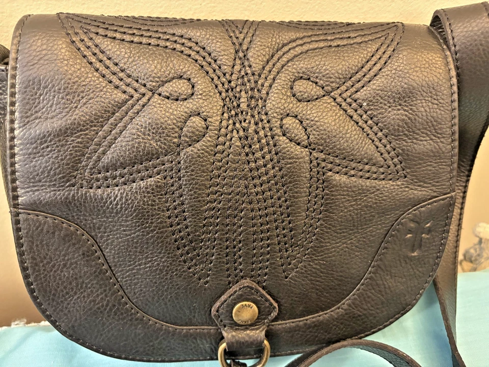 Bolso de mano bandolera de cuero negro FRYE con patrón de costuras superiores y logotipo Frye Foto 2 de 4