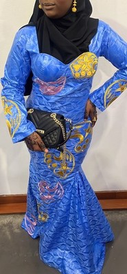 langes Bazin Abendkleid blau goldbestickt