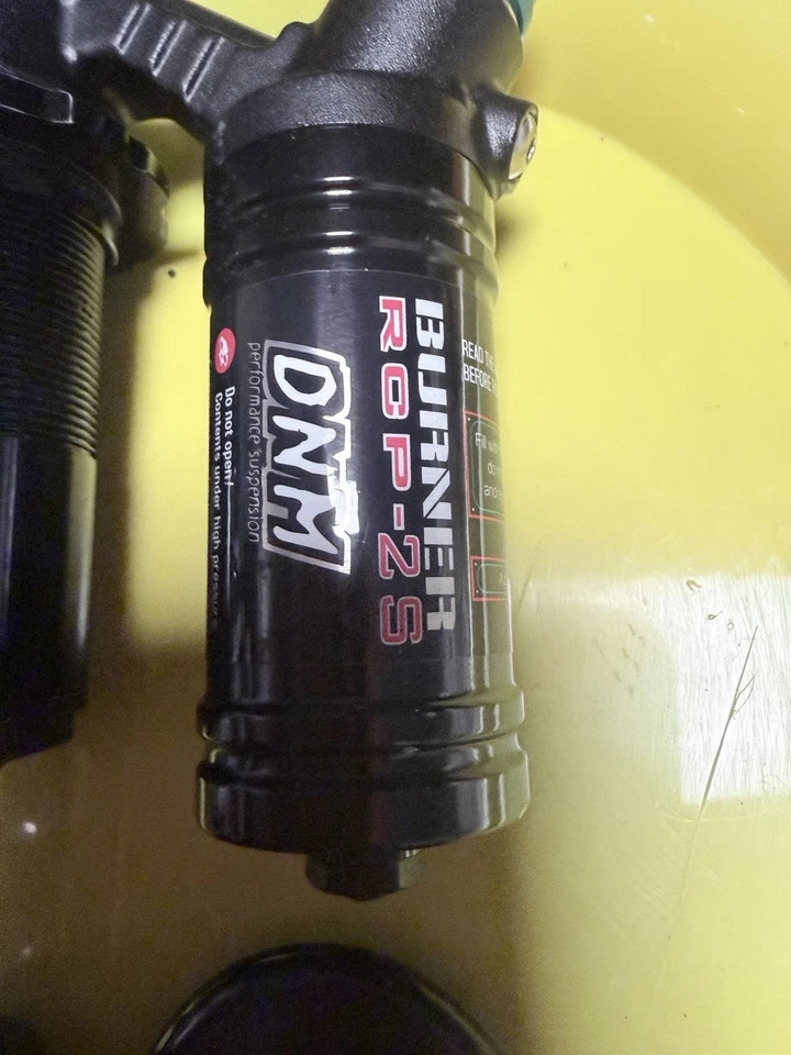 Amortiguador de bobina trasero para bicicleta de montaña DNM RCP-2S 200 mm. *****COMPRUEBA ESTE **** Foto 2 de 4