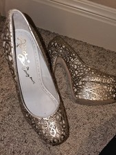ALICE  OLIVIA by STACEY BENDET Gold Laser Cut Platform Heel Pumps Sz 7 EU 37