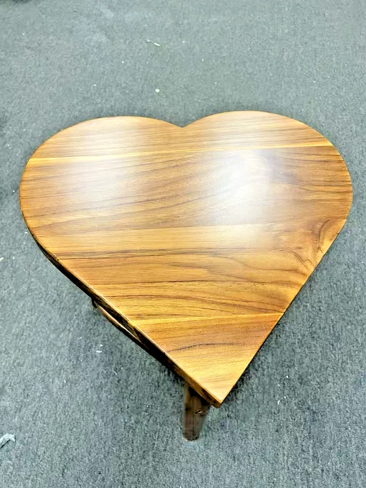 Mesa auxiliar moderna de madera en forma de corazón de 14”x 14” x 16” se necesita autoensamblaje Foto 3 de 4
