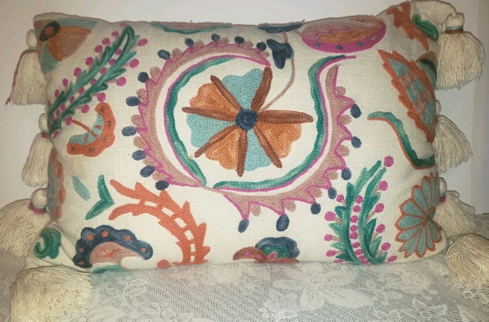 Almohada bordada Anthropologie Valeria Foto 2 de 4