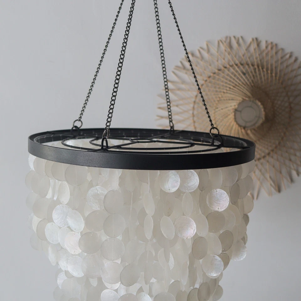 Lámpara de araña Capiz Shell diseño blanco y negro Foto 3 de 4