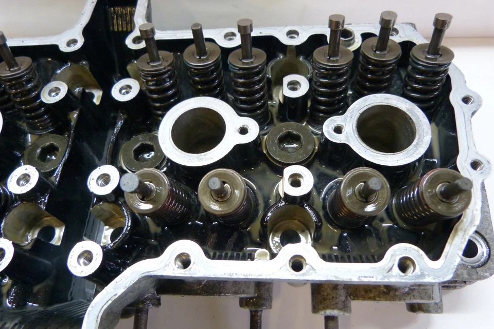 Yamaha FZR 1000cc 1988 Cylinder head and cam case - Image 3 of 4