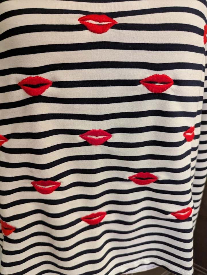 Sudadera mediana Betsey Johnson Performance para mujer a rayas bordadas labios 57 Foto 3 de 4