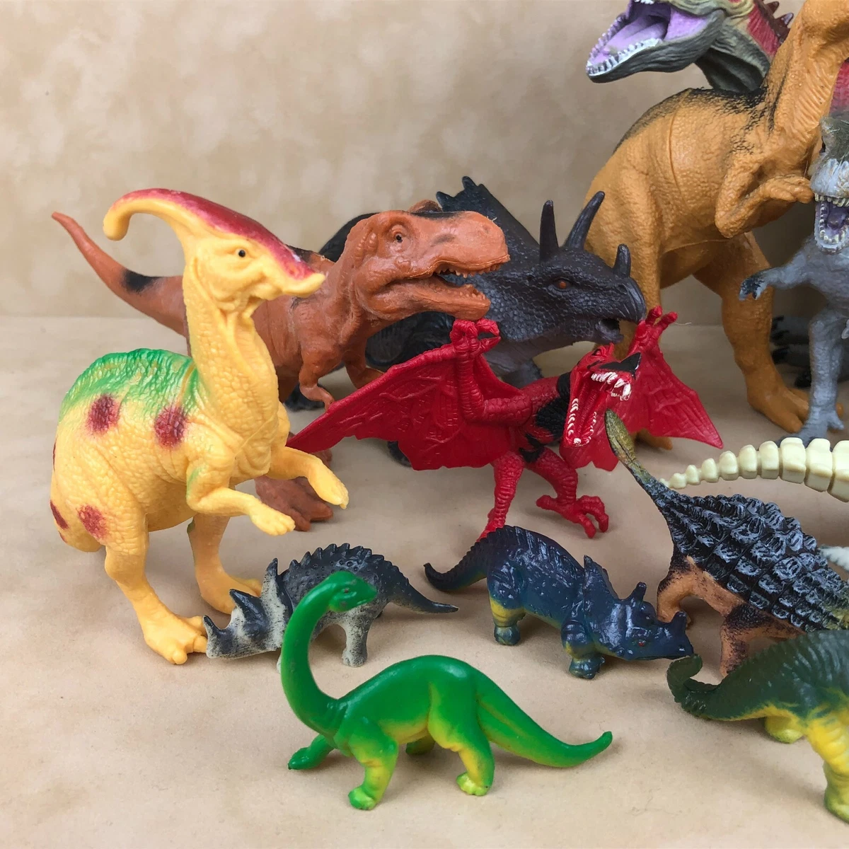 Plastic 2024 dinosaur figures
