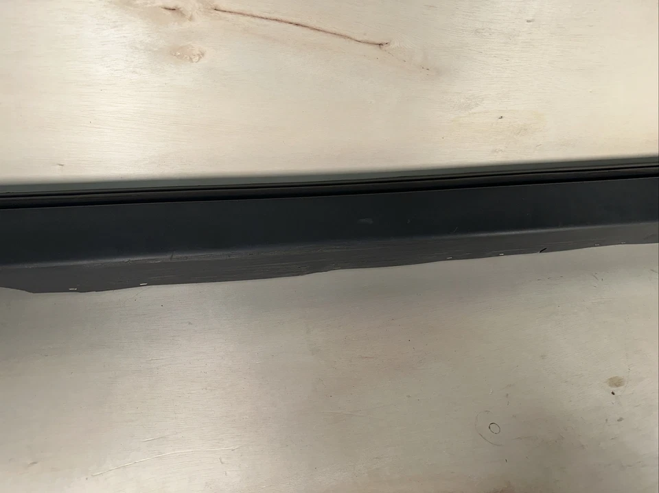 Moldura de panel basculante izquierdo Chevrolet Volt 2011-2015 OEM 22810845 Foto 3 de 4