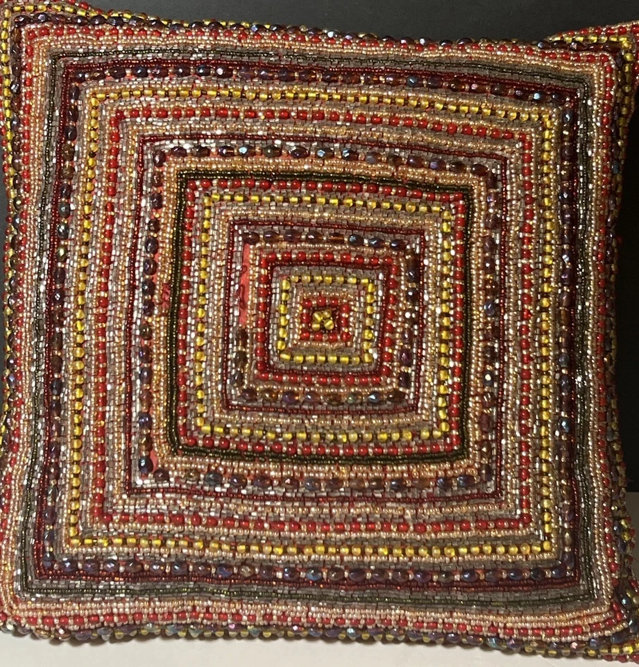 "Almohada con cuentas de vidrio ornamentada 12"" respaldo satinado rojo" Foto 2 de 4