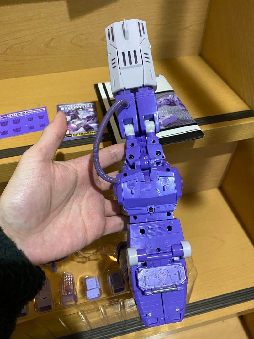 Takara Tomy Transformers Masterpiece MP-29 Laserwave Shockwave