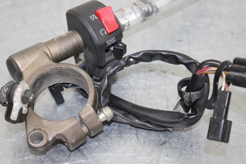 04 05 2004 2005 KAWASAKI NINJA ZX10R OEM CLIP DERECHO EN MANILLAR ZX-10R Foto 3 de 4