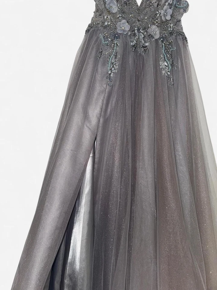 Vestido de novia Andrea & Leo Couture adornado con cristal Foto 3 de 4