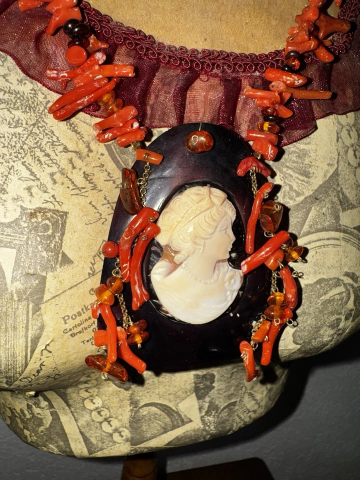 COLLANA IN ARGENTO 925 CON CORALLI ROSSI AMBRA E CAMMEO IN MADREPERLA - NUOVO - Immagine 2 di 3