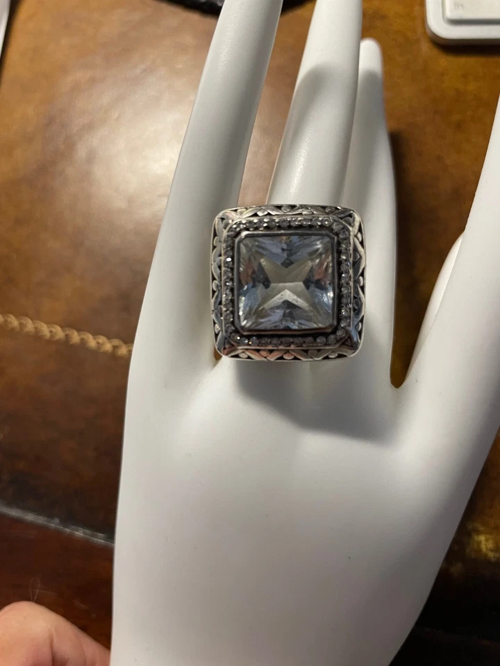 Fabuloso anillo de diamantes con topacio blanco John Hardy con bolsa JH Foto 3 de 4