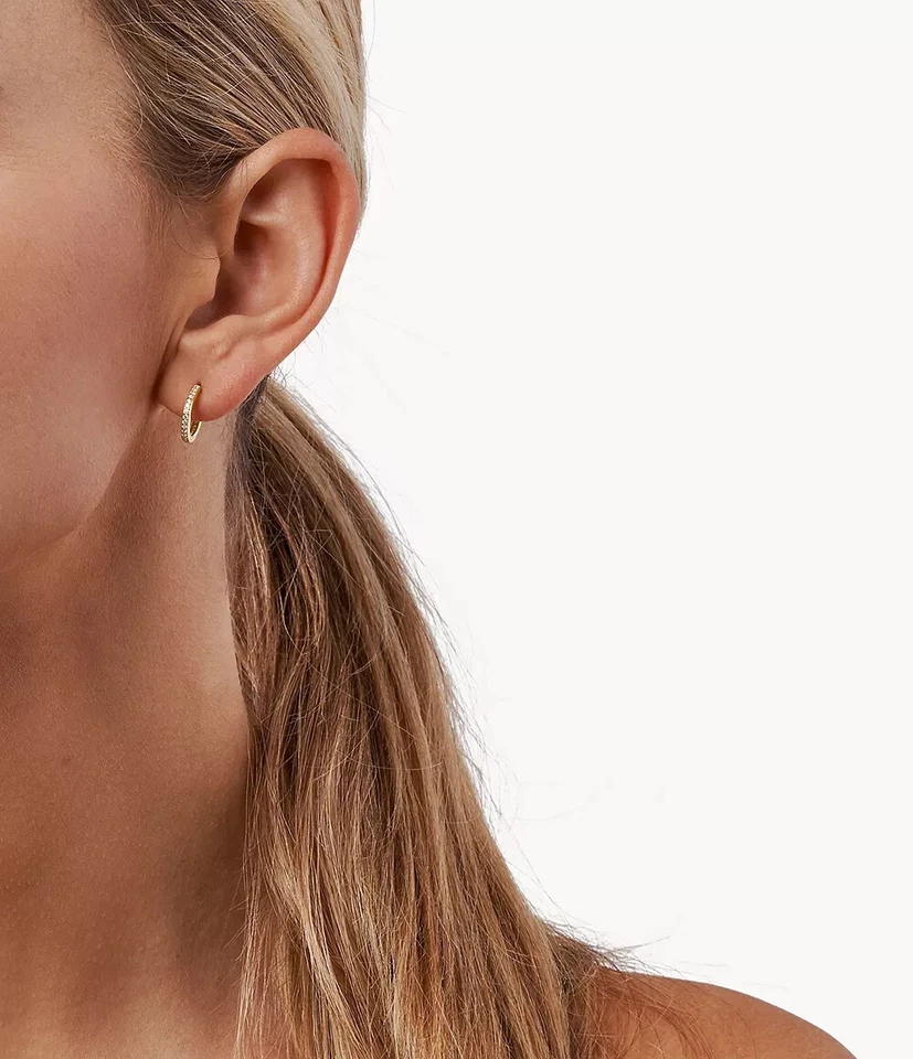 Mini brincos de argola Huggie folheados a ouro 14k Michael Kors Mercer Link - Imagem 3 de 3