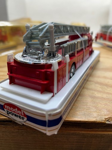 MODEL POWER PLAYART 1:48 SCALE RED AMERICAN LA FRANCE FIRE LADDER TRUCK DAMAGED - Picture 7 of 21