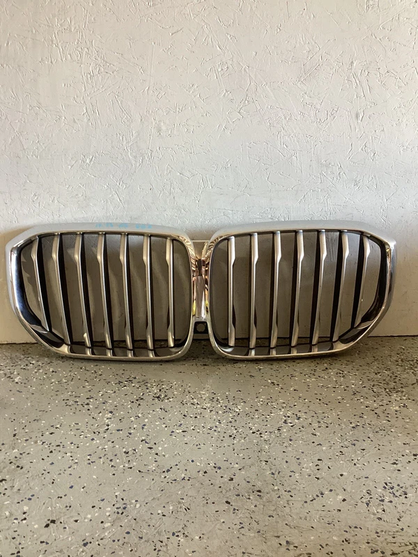 BMW X5 GRILLE 2019 2020 2021 2022 2023 Used OEM CHROME Camera Type 51137454887