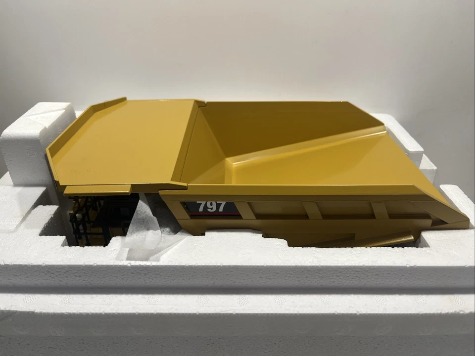 Caterpillar 797 Off Highway Truck 1:50 Scale Diecast Model Not Mint Box - Image 2 of 3