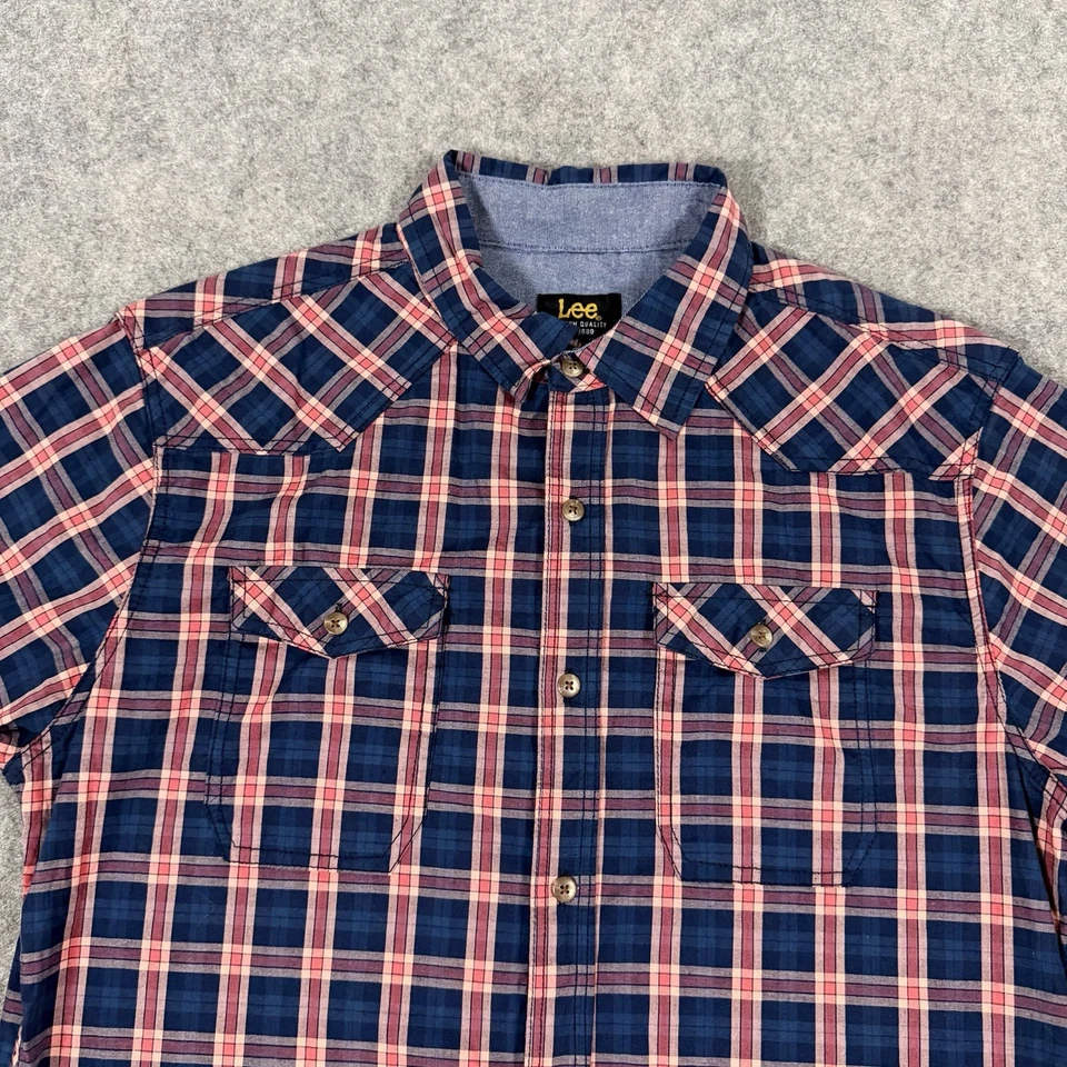 LEE Casual Short Sleeve Button-Up Shirt Fits Men's Size Medium Red Blue Plaids - Image 2 of 4