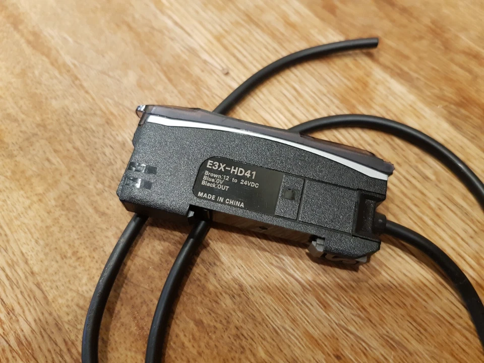 Omron Automation E3X-HD41 2M Fibre Optic Sensor PNP 24V Used - Image 2 of 4