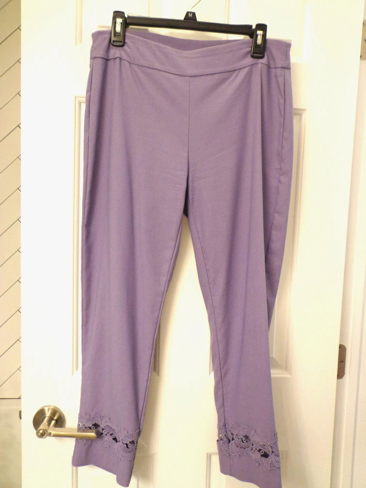 ATTYRE Women's Capris Size 8 Lavender Pull on Stretchy Flat Front Lace Accents