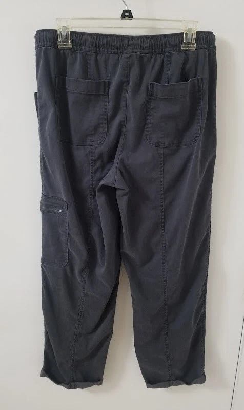 Pantalones C&C California para mujer de mezcla de algodón gris medio informales recortados cómodos Foto 2 de 4