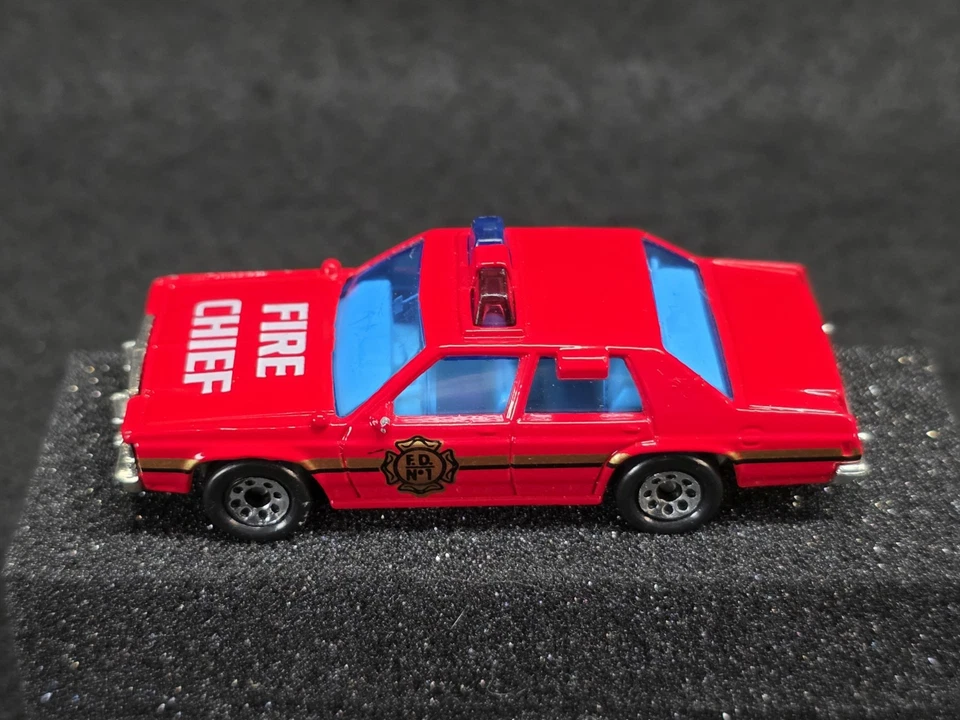 Matchbox 1995 Fire 5-Pack Exclusive Ford LTD Fire Chief - Image 2 of 4