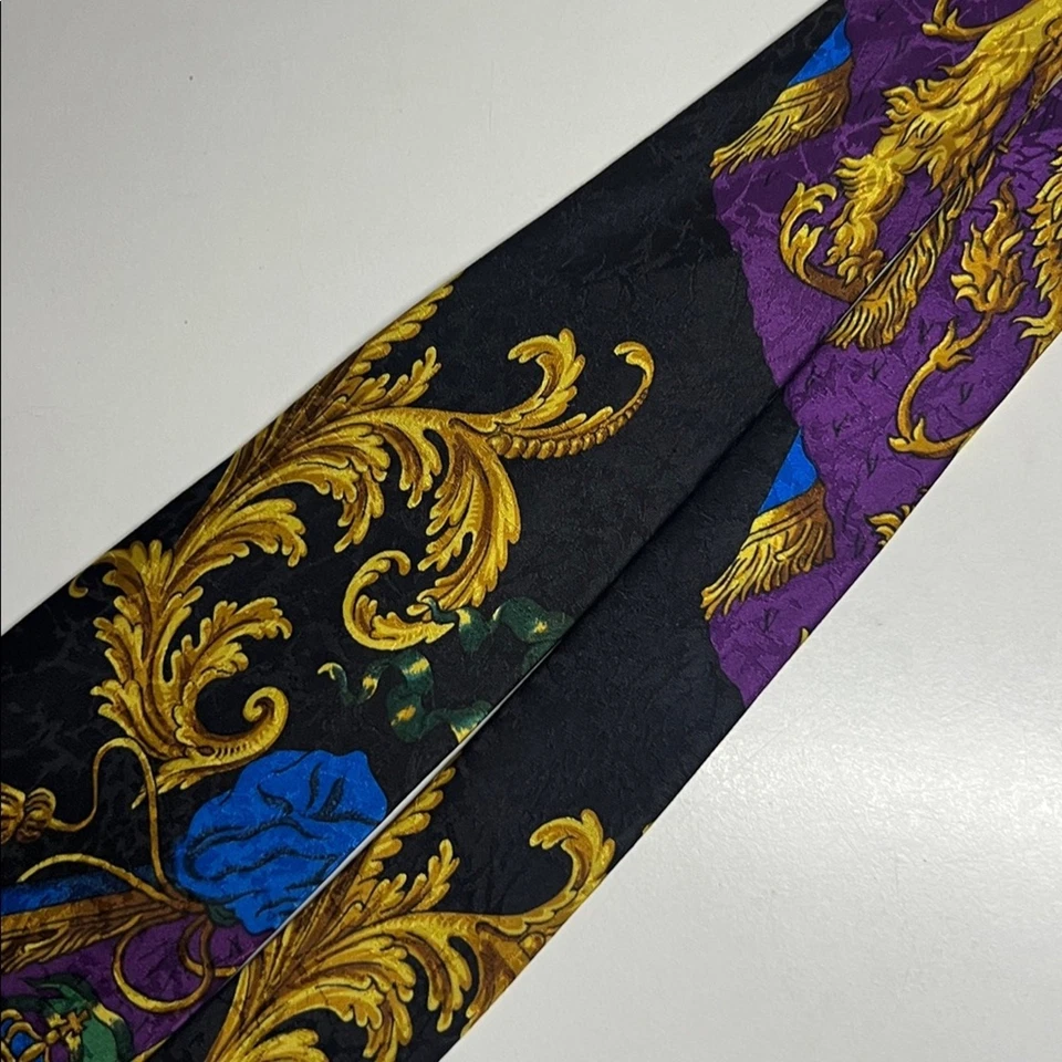 Corbata de seda Gianni Versace barroca escudo heráldico y estampado de Medusa Foto 3 de 4