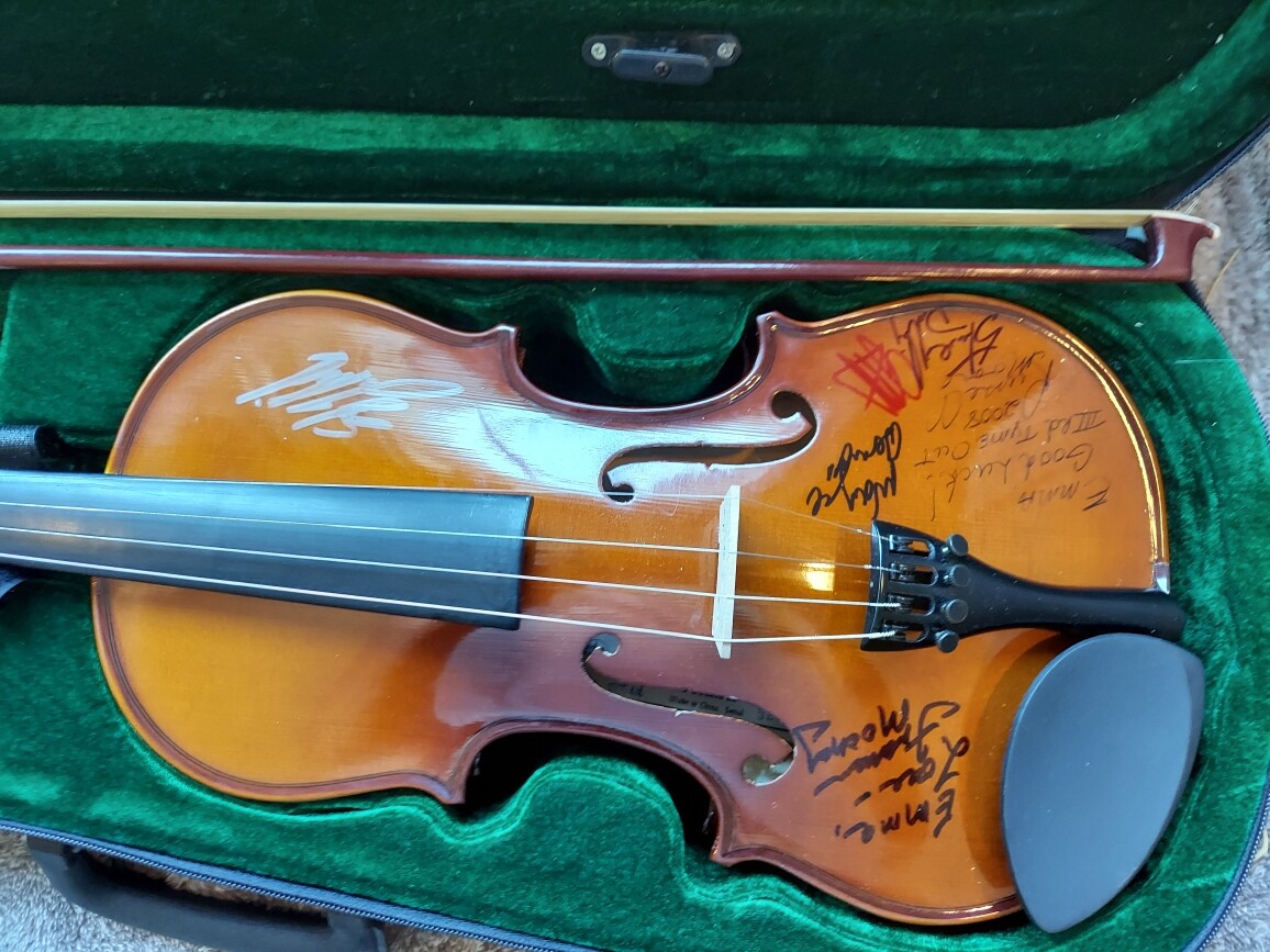 Cremona SV75 4/4 (full-size) violin, Autograph Russell Moore