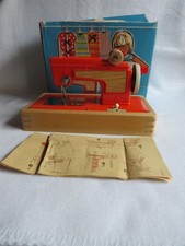Alte Kindernähmaschine aus Metall auf Holzsockel - Regina mit OVP