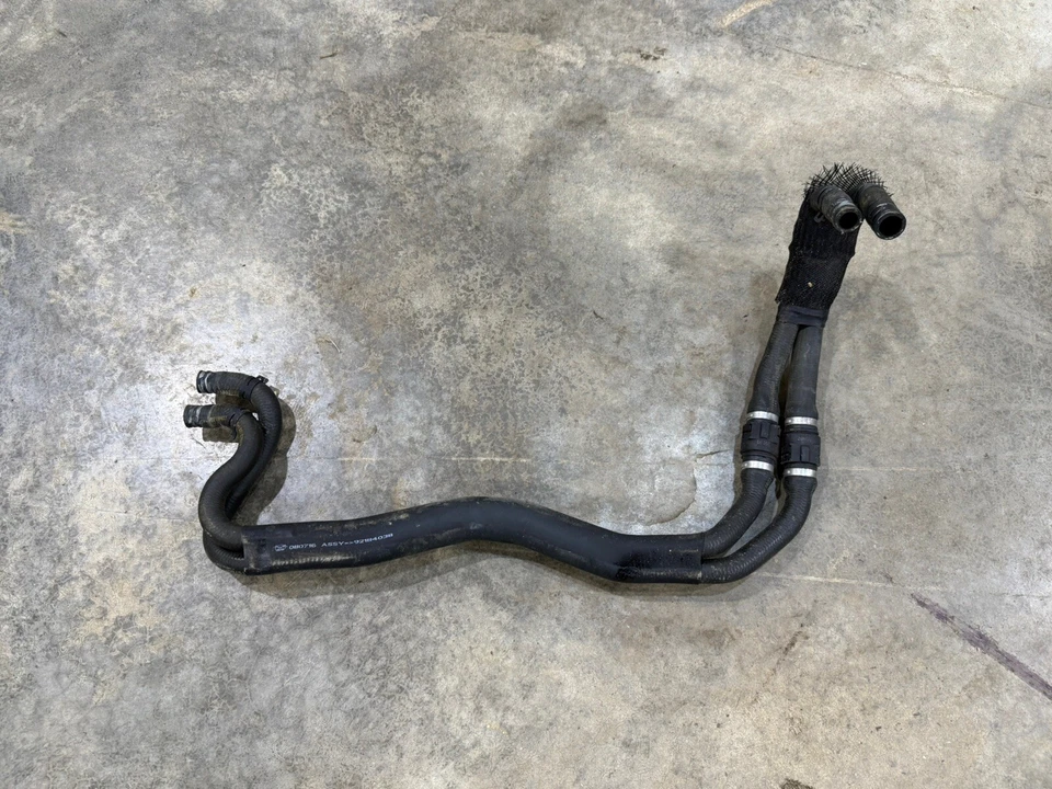 Pontiac G8 GT GM 2008-2009 manguera de entrada y salida de calefacción trasera 92184038 con hardware Foto 2 de 2