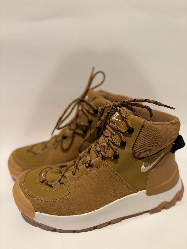 耐克 City Classic 靴子 6 码女式小麦棕色二手 — 第 2/4 张图片