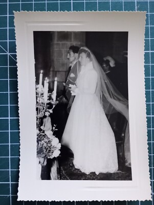 VR434 Foto um 1950 Brautpaar Kirche