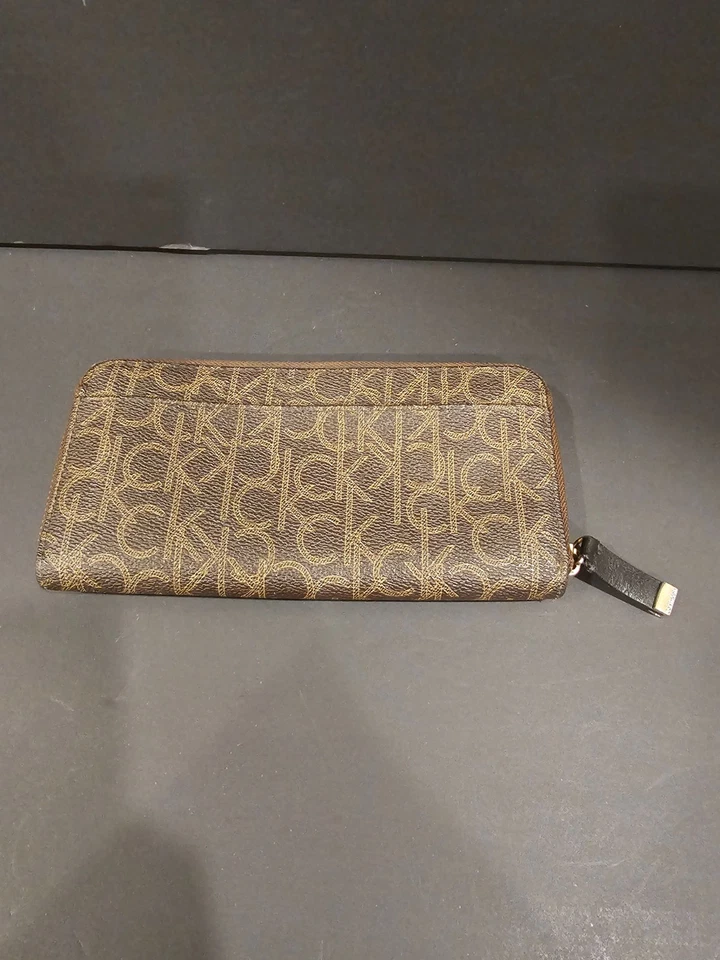 Cartera Calvin Klein Cremallera Redonda Monograma Logo CK Cartera Imitación Cuero Marrón Foto 2 de 4