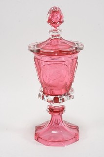 Q76U68 Biedermeier Glas Deckelpokal mit Facettenschliff und Medaillons um 1840