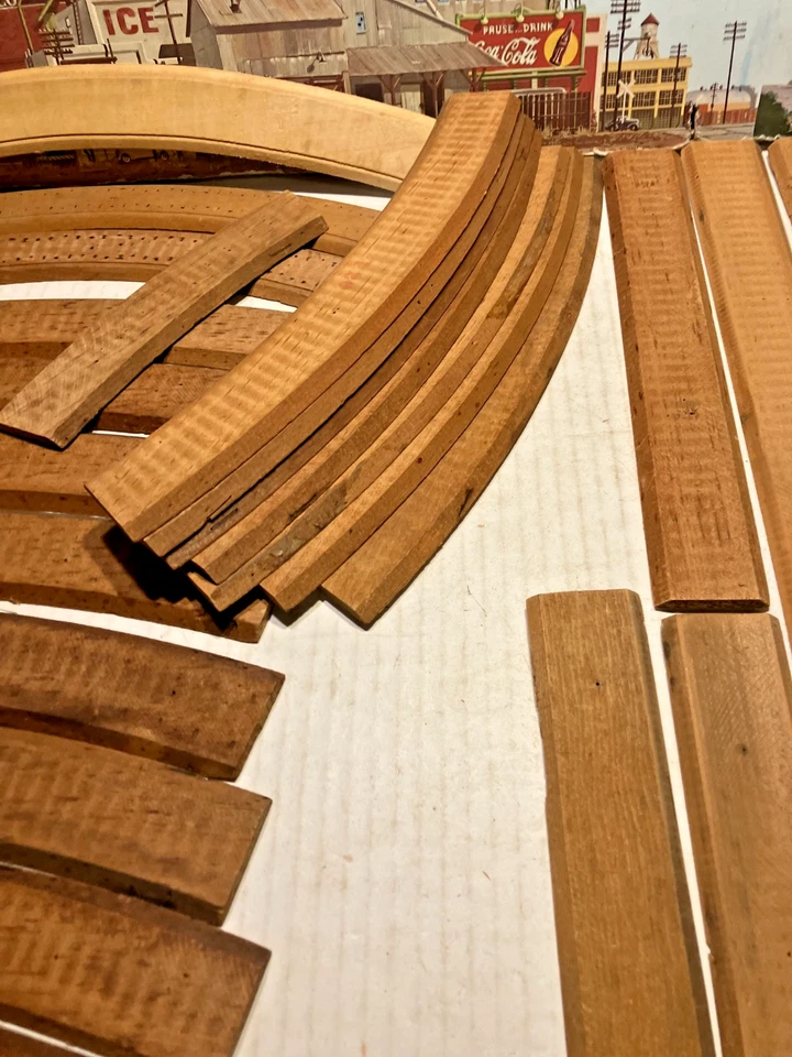 (30) VINTAGE TRU-SCALE HO WOODEN ROADBED ASSORTED CURVES and STRAIGHTS - Image 4 of 4
