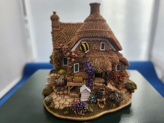 Lilliput Lane "Little Bee" L2317 2000 2001 Cottage House w/ Box & Deed