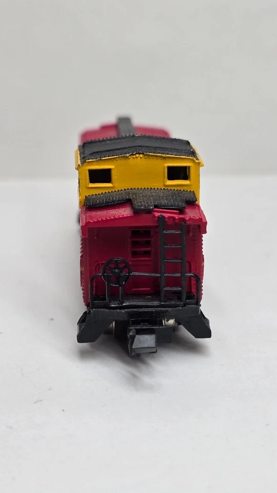 Bachmann N Scale ATSF Santa Fe Caboose #999628 Red & Yellow – Missing Wheelset - Image 4 of 4