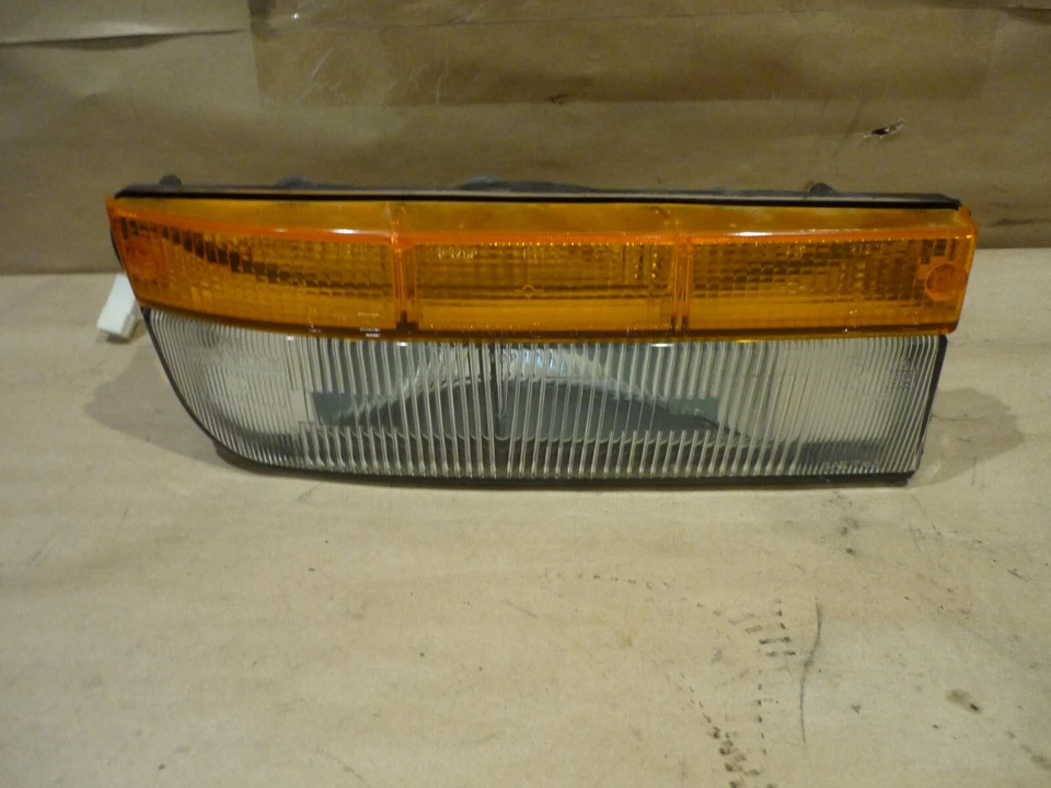 Ferrari Testarossa RH Front Fog & Indicator Light P/N 61652300 - Image 2 of 4