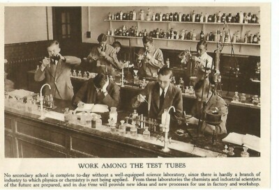 ARBEIT UNTER DEN REAGENZGLÄSERN NATURWISSENSCHAFT KLASSE CHEMIELABOR um 1935 AUSSCHNITT  